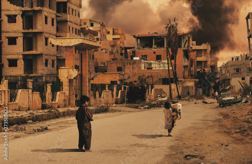 Fotografía Homeless kids in destroyed city looking for shelter / Military forces destroyed