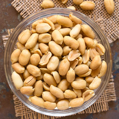 Canvas Print - Salted peanuts in glass bowl, photographed overhead with natural light (Selective Focus, Focus on the top peanuts in the bowl)