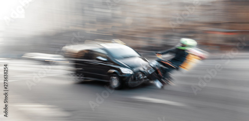 Fotografía Dangerous city traffic situation