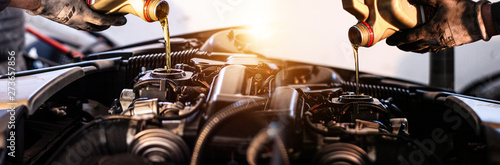 Fotografia  Mechaniker wechselt das Motoröl