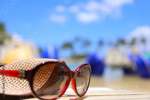 夏のバカンス 海辺の景色 サングラスと麦わら帽子と青い空 Stock 写真 Adobe Stock