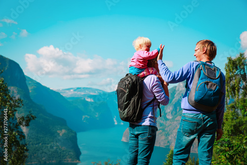 Fotografia  happy family with small baby travel in nature