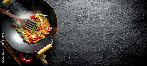 Cuadros en Lienzo Fragrant Chinese funchoza with fresh vegetables.