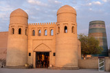 Fototapeta Zwierzęta - The West Gate and Kalta Minor Minaret in Khiva, Uzbekistan