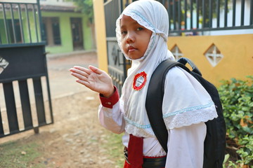 A girl at the elementary school level when going to school, from her home since the morning and full of enthusiasm