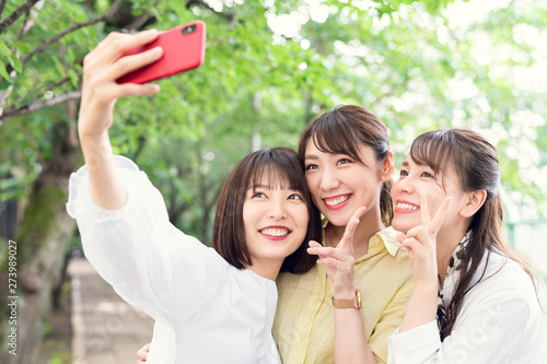 自撮りする女性グループ Adobe Stock でこのストック画像を購入して 類似の画像をさらに検索 Adobe Stock