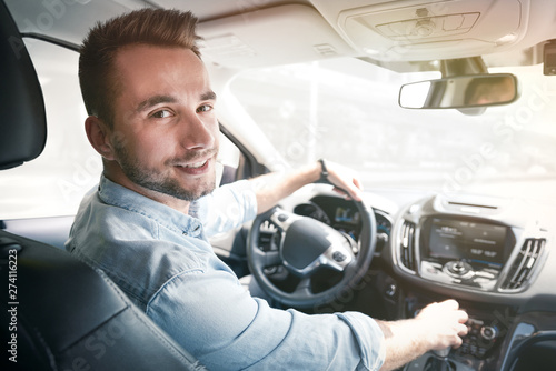 Fotomural Young male driver behind the wheel