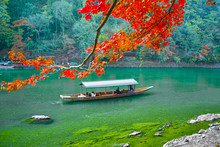 紅葉シーズンの京都、嵐山の大堰川と屋形船