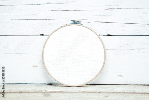 Fotografía hoops for embroidery on a wooden background - a round layout for embroidery - ro