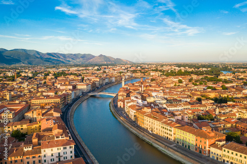 Fotomural Città di Pisa, lungarno e ponte di Mezzo vista aerea con drone.