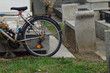 Auf einem Grabstein angelehntes Fahrrad