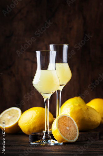 Fotografía Limoncello, sweet Italian lemon liqueur, traditional strong alcoholic drink