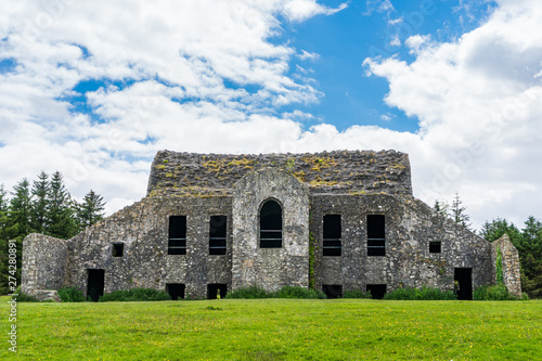 Cuadros en Lienzo The ruins of the iconic HellFire Club on Montpelier Hill in Dublin, Ireland, a very popular site for Irish walkers, a place of mystery and horror tales, looking majestically on a summer day