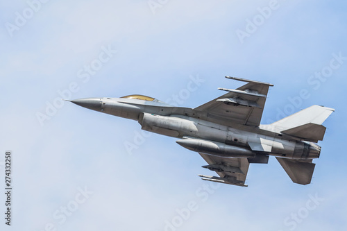 Papel de parede fighter jet military aircrafts flying with high speed on blue sky