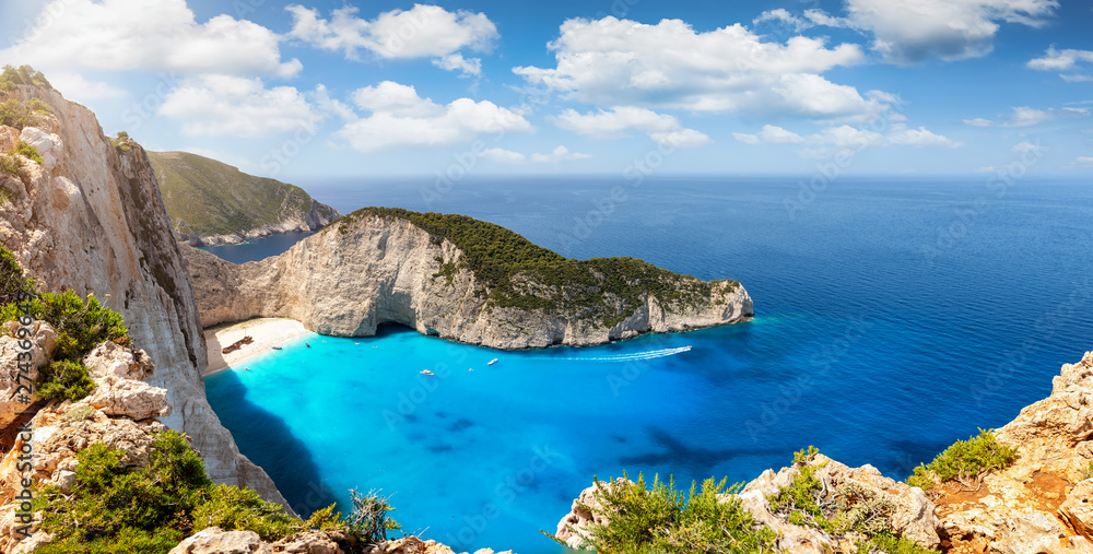 Obraz na płótnie Panoramablick auf den beliebten Navagio Strand auf Zakynthos, Griechenland, mit einem Wrack am Strand und türkisblau strahlendem Meer w salonie
