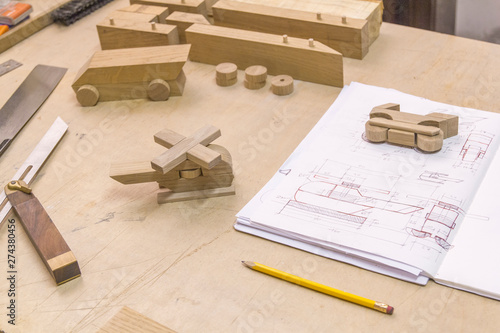 Holzspielzeug Hubschrauber Auf Werkbank Bei Der Planung Wooden