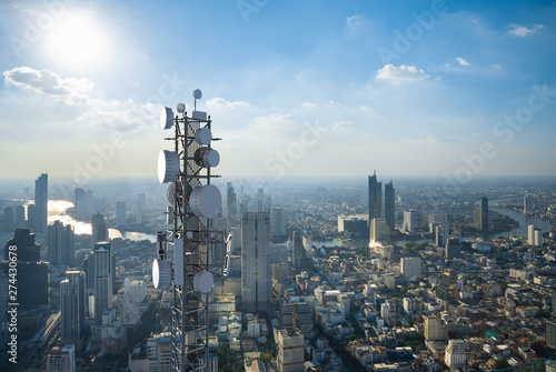 Fotomural Telecommunication tower with 5G cellular network antenna on city background