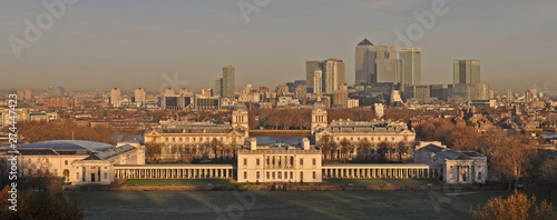 Cuadros en Lienzo Panorama of Canary Wharf at sunrise