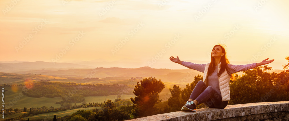 Free Happy Woman Enjoying Nature. Freedom Concept. Beauty Girl over Sky and Sun - obrazy, fototapety, plakaty 