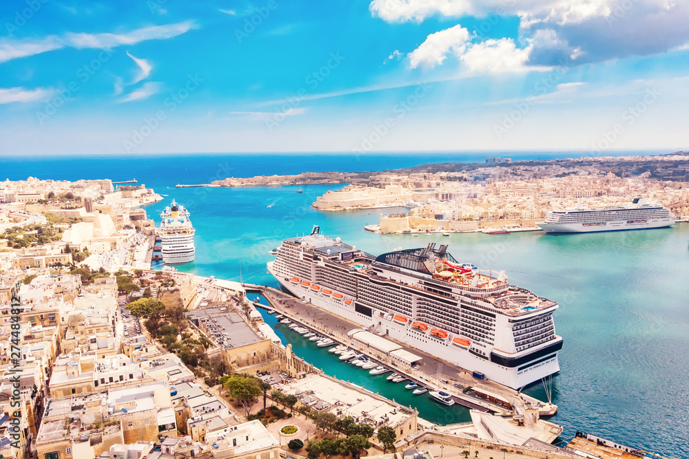 Obraz na płótnie Cruise ship liner port of Valletta, Malta. Aerial view photo w salonie
