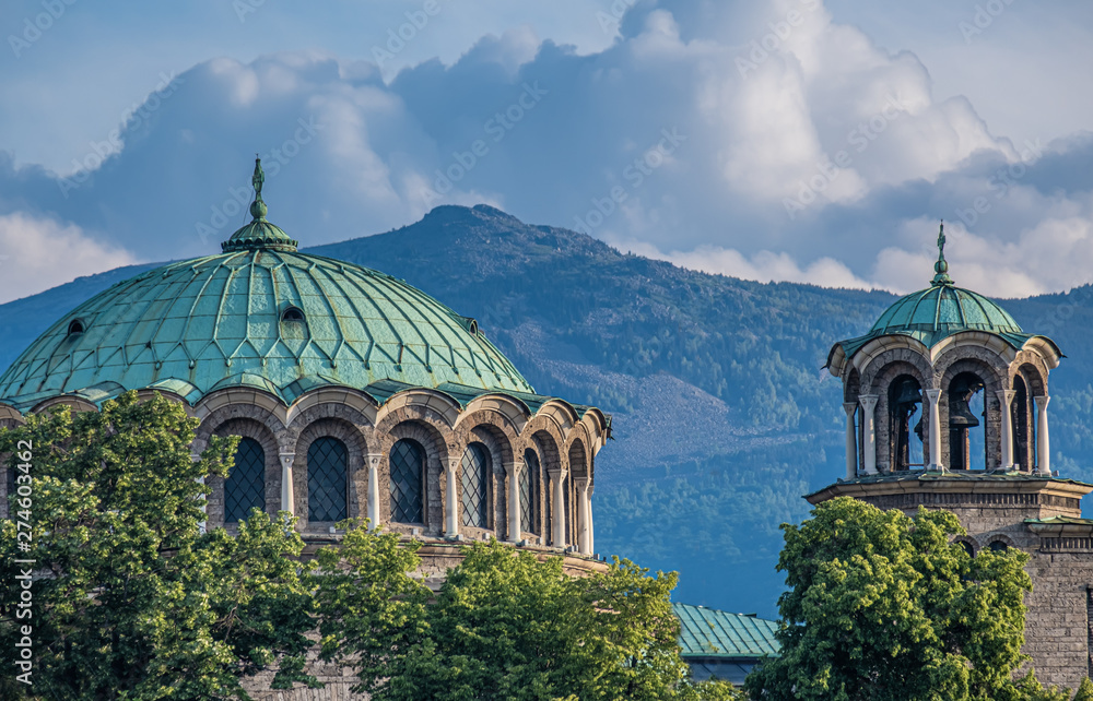 Obraz na płótnie St. Nedelya Church with the iconic Vitosha Mountain Range in the background, Sofia, Bulgaria w salonie