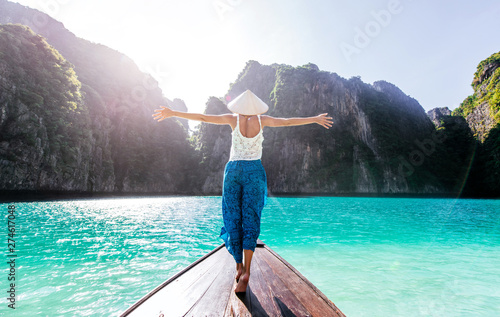 Cuadros en Lienzo Beautiful woman making an excursion to phi phi island and maya beach in Thailand