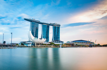 Poster - SINGAPORE, SINGAPORE - MARCH 2019: Skyline of Singapore Marina Bay at night with Marina Bay sands, Art Science museum and tourist boats