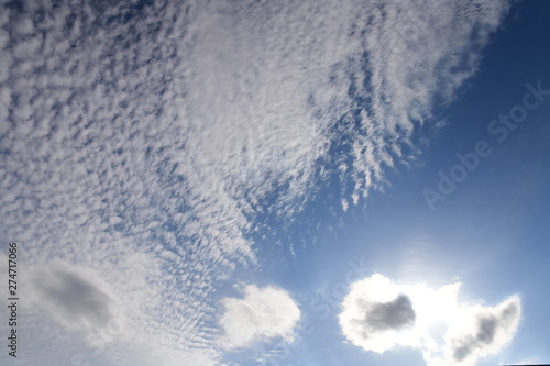 空の背景素材 青空 美しい雲 光 Stock Photo Adobe Stock