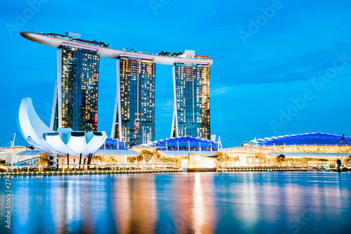 Plakat SINGAPUR, SINGAPUR - MARZEC 2019: Skyline Singapore Marina Bay w nocy z Marina Bay Sands, Muzeum Sztuki Nauki i łodziami turystycznymi