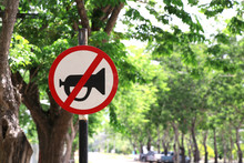 Signs That Do Not Use Horn Horns In This Area.