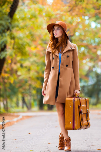 Fotografía photo of beautiful young woman with suitcase on the wonderful autumn park backgr