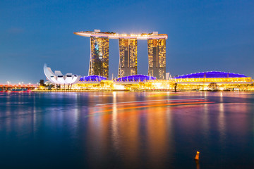 Wall Mural - SINGAPORE, SINGAPORE - MARCH 2019: Skyline of Singapore Marina Bay at night with Marina Bay sands, Art Science museum and tourist boats