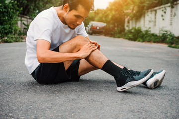 Wall Mural - Men with knee pain while jogging