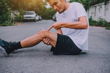 Wall Mural - Men with knee pain while jogging