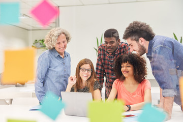 start-up business team am computer im büro