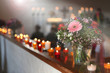 Lichtstrahlen und Blumen in einer Kirche