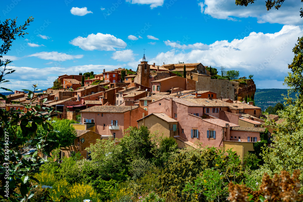 Roussillon, small Provensal town with  large ochre deposits, located within borders of Natural Regional Park of Luberon - obrazy, fototapety, plakaty 
