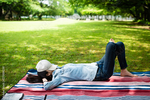 公園で昼寝をする日本人女性 Stock Photo Adobe Stock