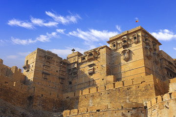 Fototapete - towers of historical Jaisalmer fort with monumental stone walls in old desert Thar city, Rajasthan, India 