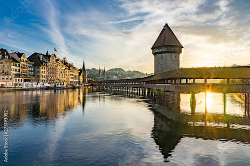 Fotomural Panoramic view of city center of Lucerne with famous Chapel Bridge and lake Luce