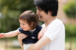 © milatas - 子供を抱っこする父親