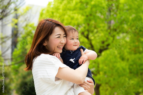 子供を抱き上げる母親 Stock Photo Adobe Stock 子供を抱き上げる母親 Stock Photo Adobe Stock