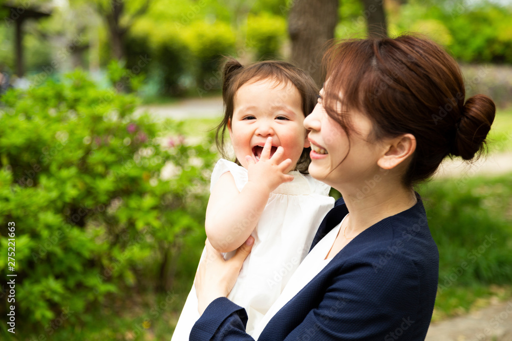 人物 日本 日本人 アジア人 東洋人 3人 男性 男の人 大人 成人 青年 父親 お父さん 女性 女の人 お母さん 母親 子供 幼児 女の子 女児 乳児 乳幼児 園児 親子 家族 父子 母子 かわいい 屋外 コピースペース 公園 緑 ライフスタイル 教育 育児 子育て 歩く 散歩 楽しい