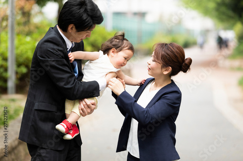 子供の送り迎えをする両親 Buy This Stock Photo And Explore Similar Images At Adobe Stock Adobe Stock 子供の送り迎えをする両親 Buy This Stock Photo And Explore Similar Images At Adobe Stock Adobe Stock