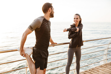 Canvas Print - Attractive sporty young fitness couple