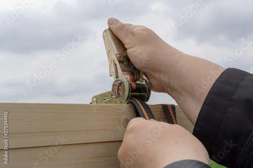 Cuadros en Lienzo Load securing with ratchet tie-down strap