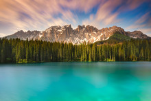 Petit Lac Alpin Situé Dans Le Haut Val D’Ega à 1 534 M D'altitude, Dans La Commune De Nova Levante, à Environ 25 Km De Bolzano Dans Le Tyrol Du Sud. Il Est Situé Au Milieu D'une épaisse Forêt De Sapin