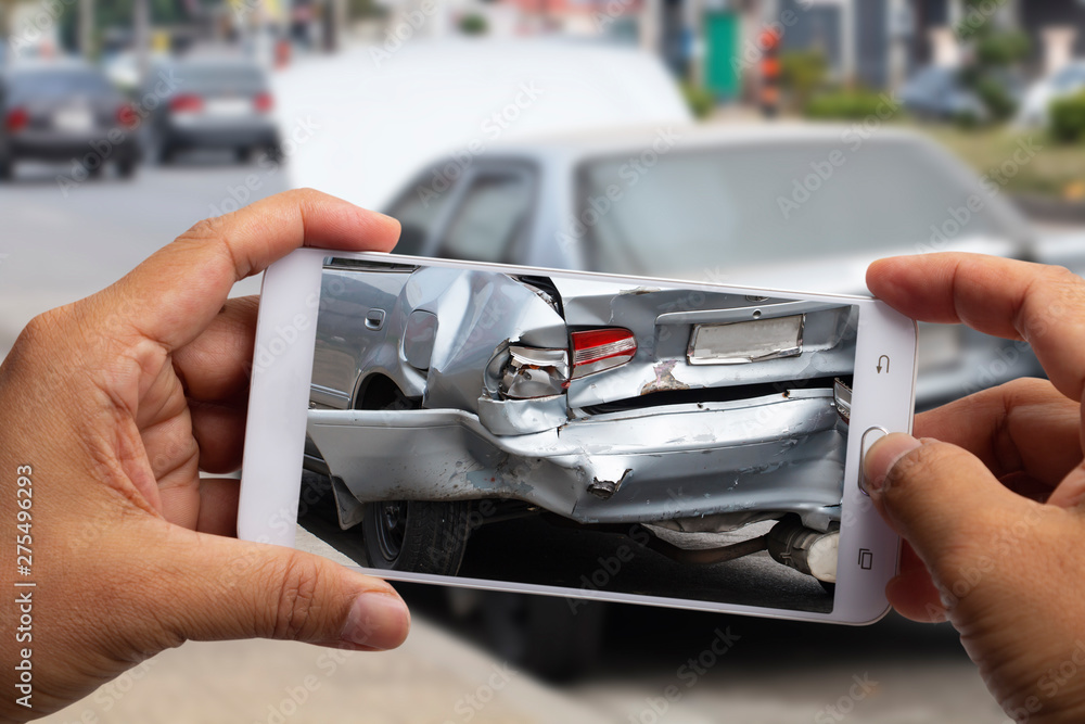 Photo Stock Car insurance agents take pictures of accident-damaged ...