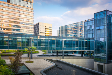 Canvas Print - outdoor empty corridor with garden in the modern office building.