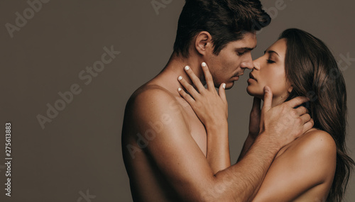 Cuadros en Lienzo Romantic couple in intimate embrace